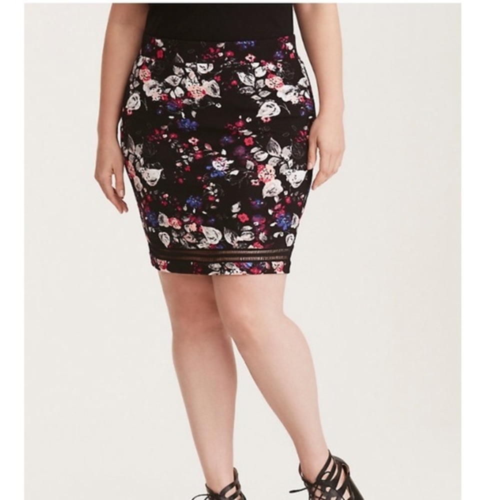 Torrid Size 3 3X Black Floral Pencil Skirt Dark Romantic Goth Stretch